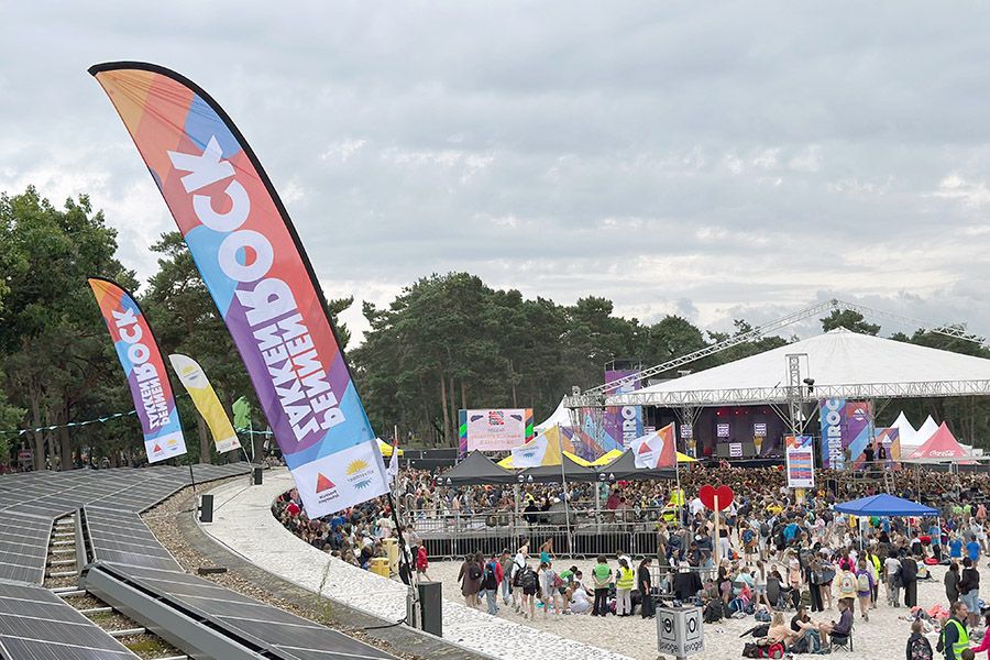 grote beachvlaggen opgesteld tijdens Pennenzakkenrock op het Zilvermeer in Mol